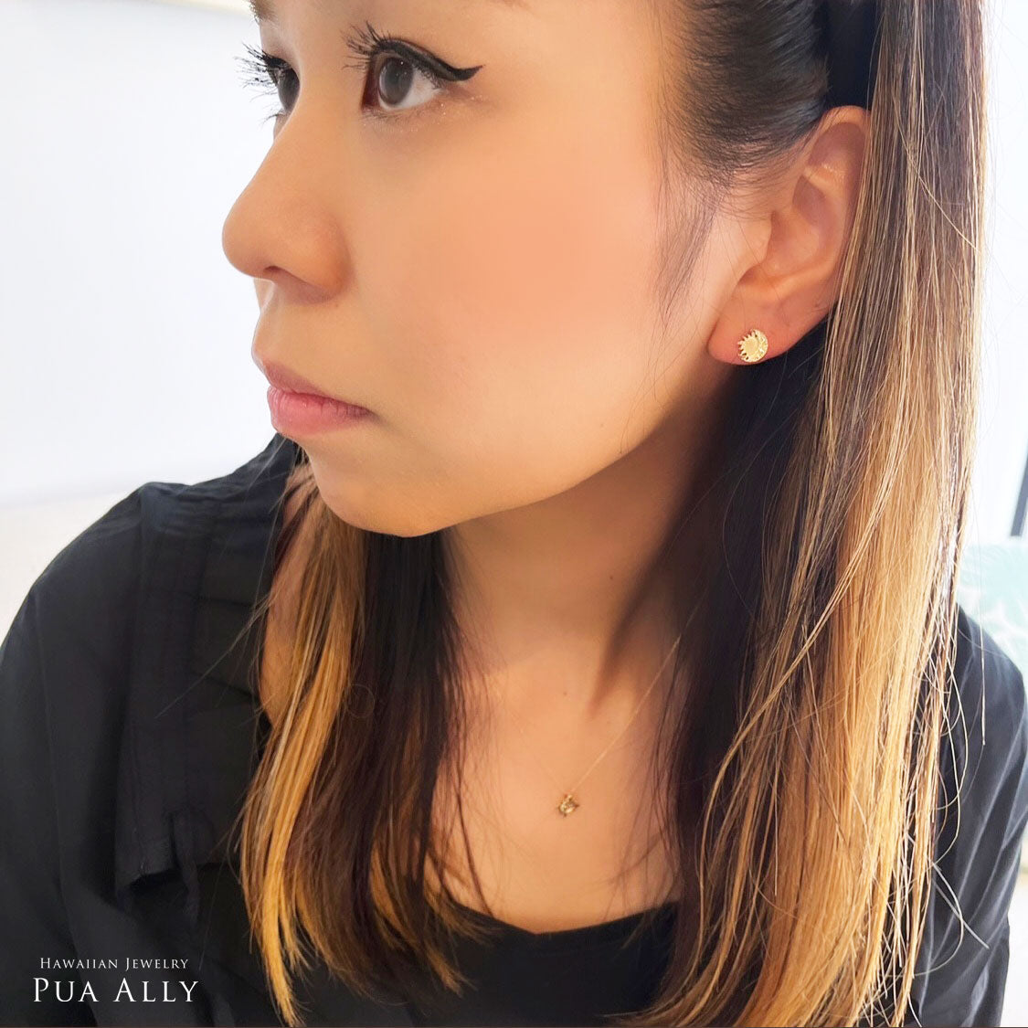 ハワイアン La(太陽)＆Luna(月) ピアス女性着用画像/ハワイアンジュエリーブランドPUAALLY(プアアリ)