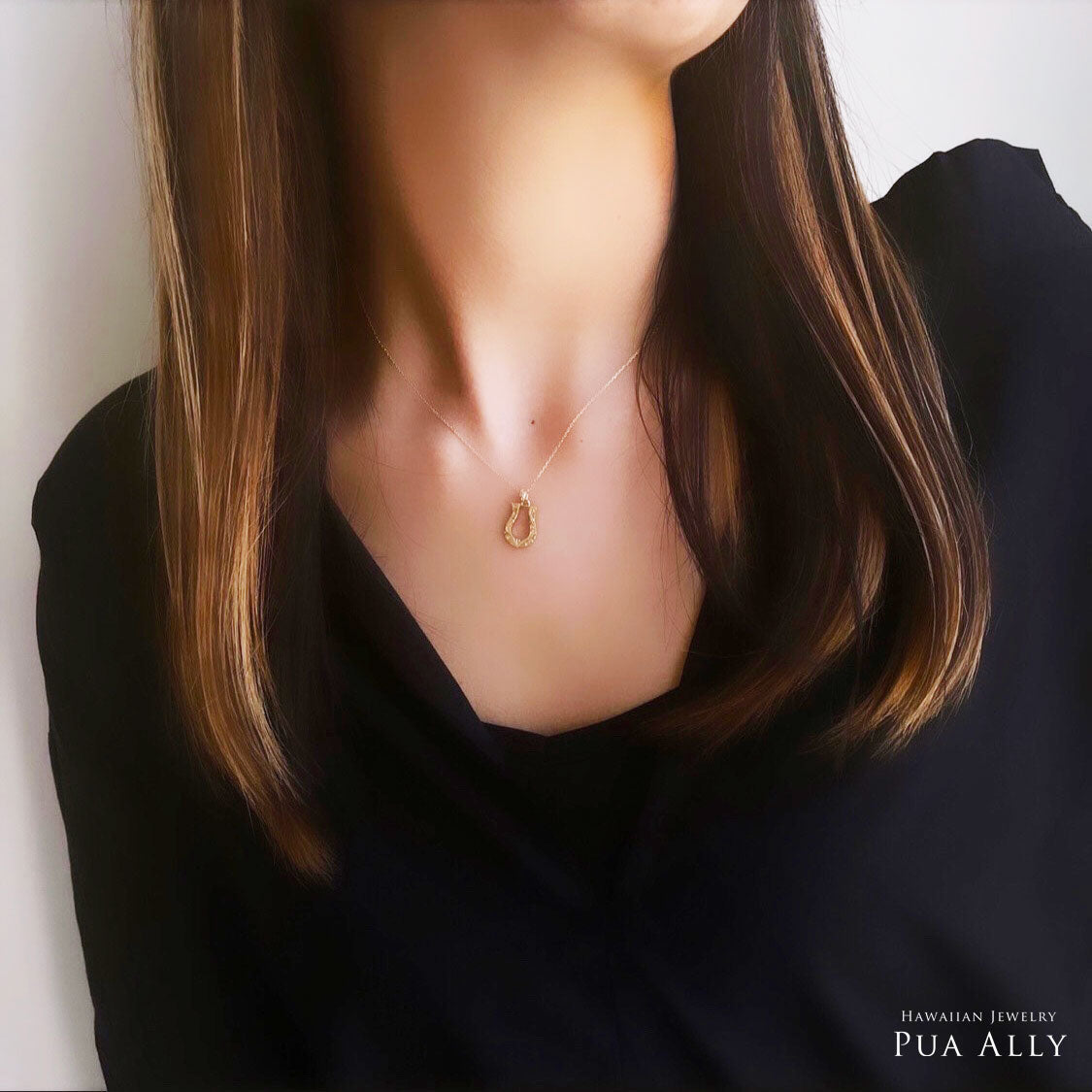 ハワイアン ホースシュー（馬蹄） ペンダントトップ S女性着用画像/ハワイアンジュエリーブランドPUAALLY(プアアリ)