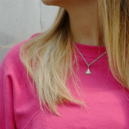 Pt900 ハワイアン セイル ペンダントトップ女性着用画像/ハワイアンジュエリーブランドPUAALLY(プアアリ)