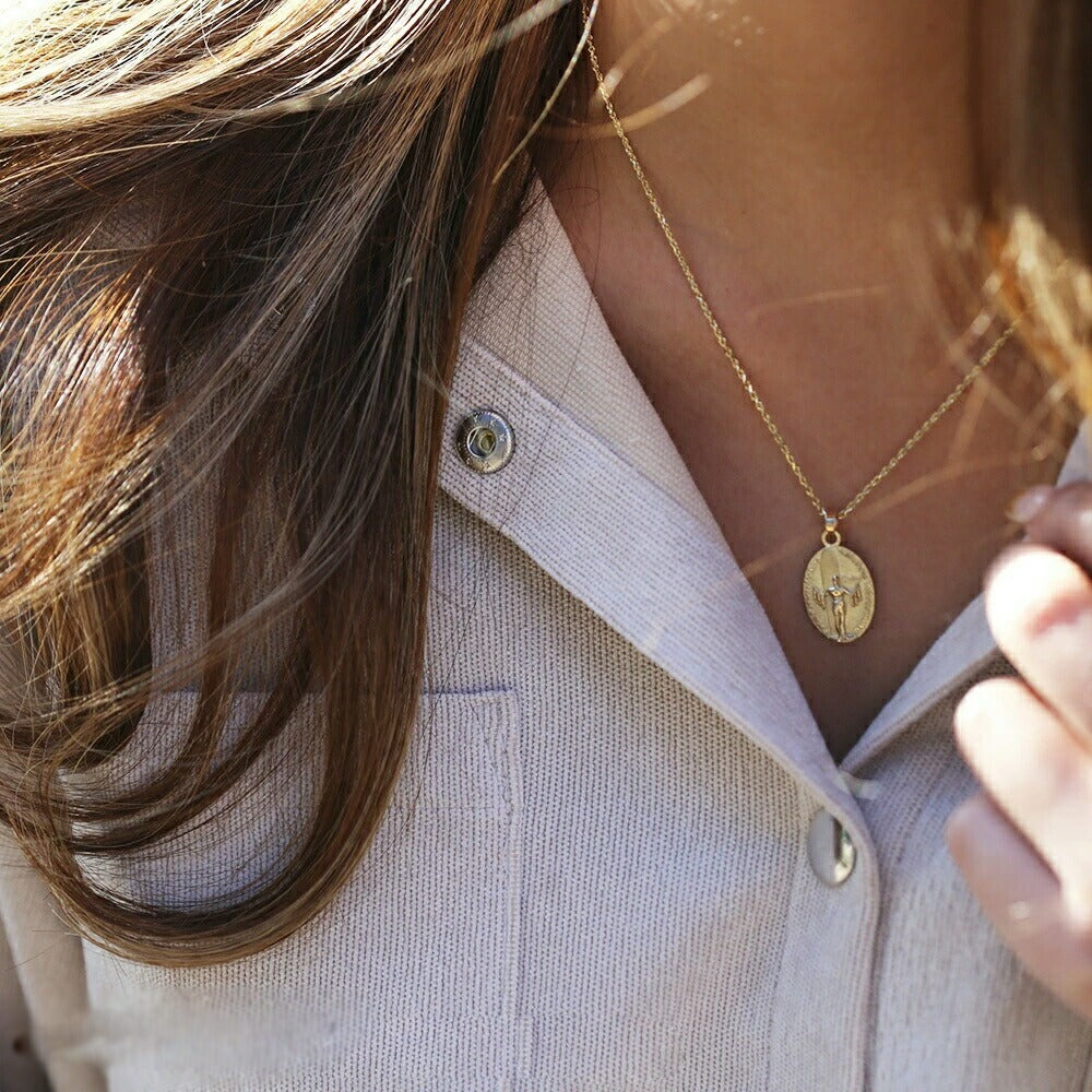 ハワイアン デュークカハナモク ペンダントトップ女性着用画像1/ハワイアンジュエリーブランドPUAALLY(プアアリ)