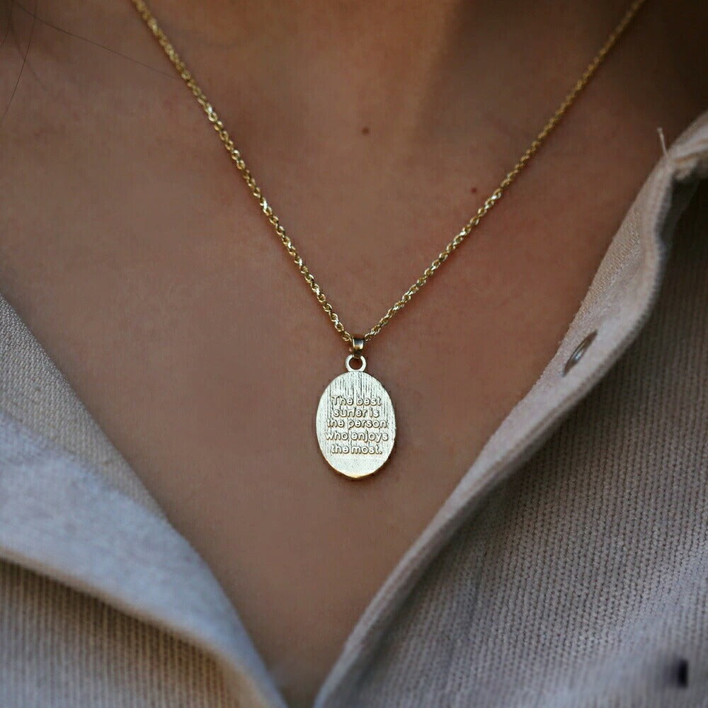 ハワイアン デュークカハナモク ペンダントトップ女性着用画像2/ハワイアンジュエリーブランドPUAALLY(プアアリ)