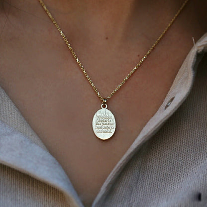 ハワイアン デュークカハナモク ペンダントトップ女性着用画像2/ハワイアンジュエリーブランドPUAALLY(プアアリ)