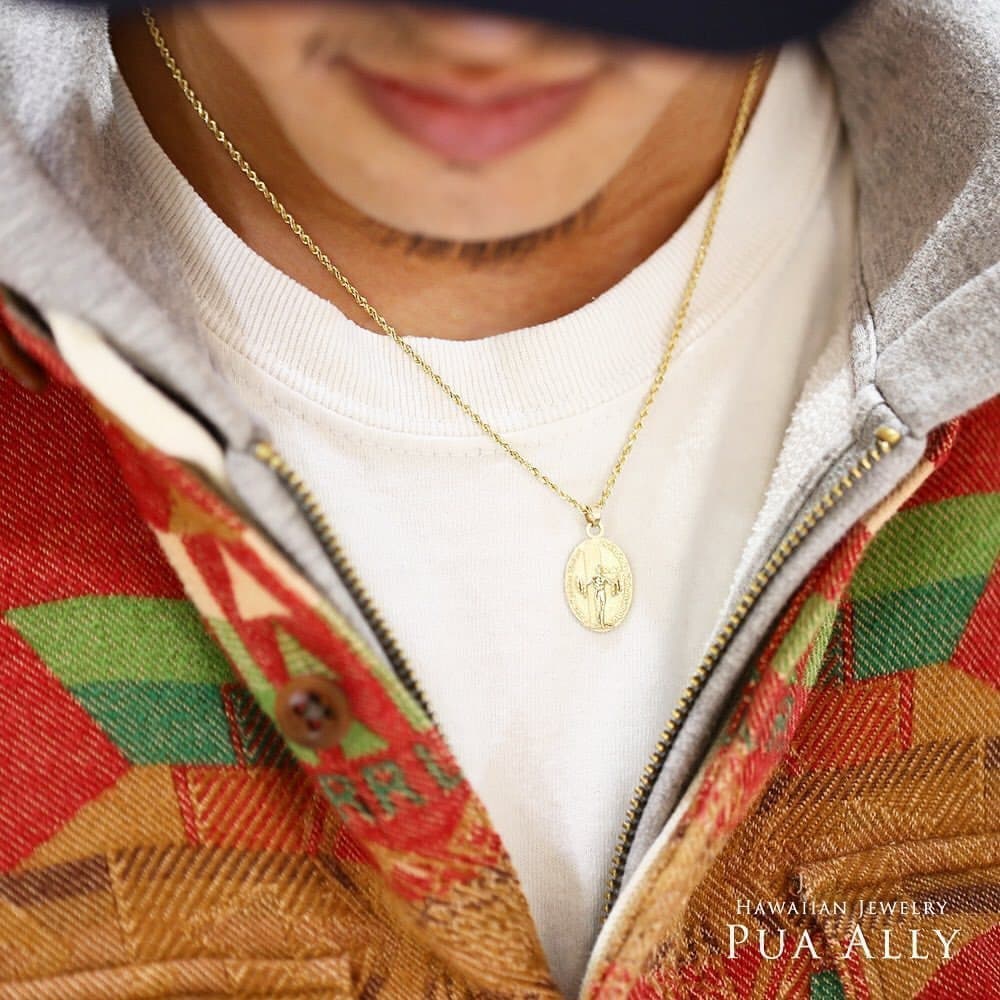 ハワイアン デュークカハナモク ペンダントトップ男性着用画像1/ハワイアンジュエリーブランドPUAALLY(プアアリ)