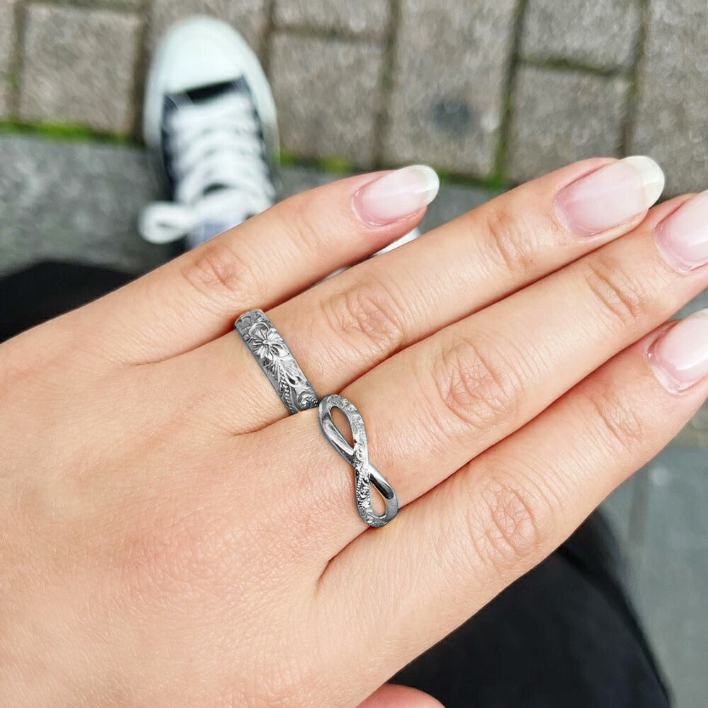 Pt900 ファッション インフィニティ リング女性着用画像2/ハワイアンリング/ハワイアンジュエリーリング/ハワイアンジュエリーブランドPUAALLY(プアアリ)