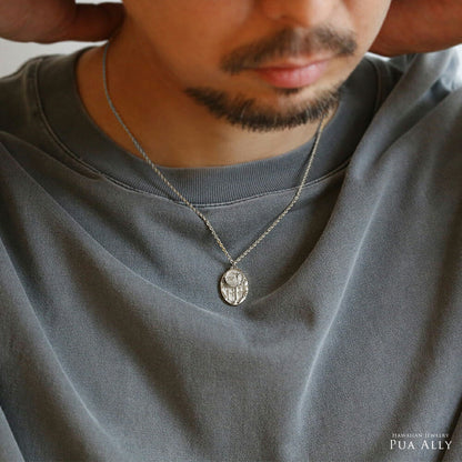 Pt900 ロイヤルハワイアン ヘリテージ ペンダントトップ男性着用画像1/ハワイアンジュエリーブランドPUAALLY(プアアリ)