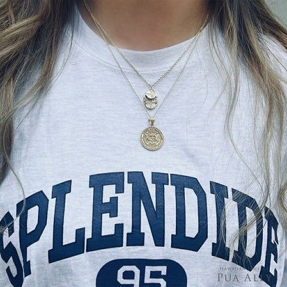 Pt900 ロイヤルハワイアン ヘリテージ ペンダントトップ女性着用画像1/ハワイアンジュエリーブランドPUAALLY(プアアリ)