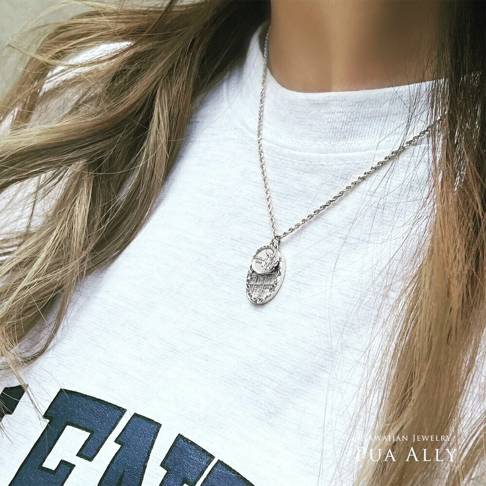 Pt900 ロイヤルハワイアン ヘリテージ ペンダントトップ女性着用画像2/ハワイアンジュエリーブランドPUAALLY(プアアリ)