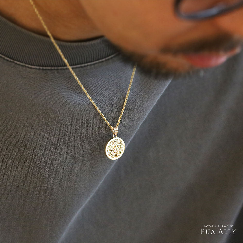 ハワイアン サーフデューク コインペンダントトップ男性着用画像2/ハワイアンジュエリーブランドPUAALLY(プアアリ)