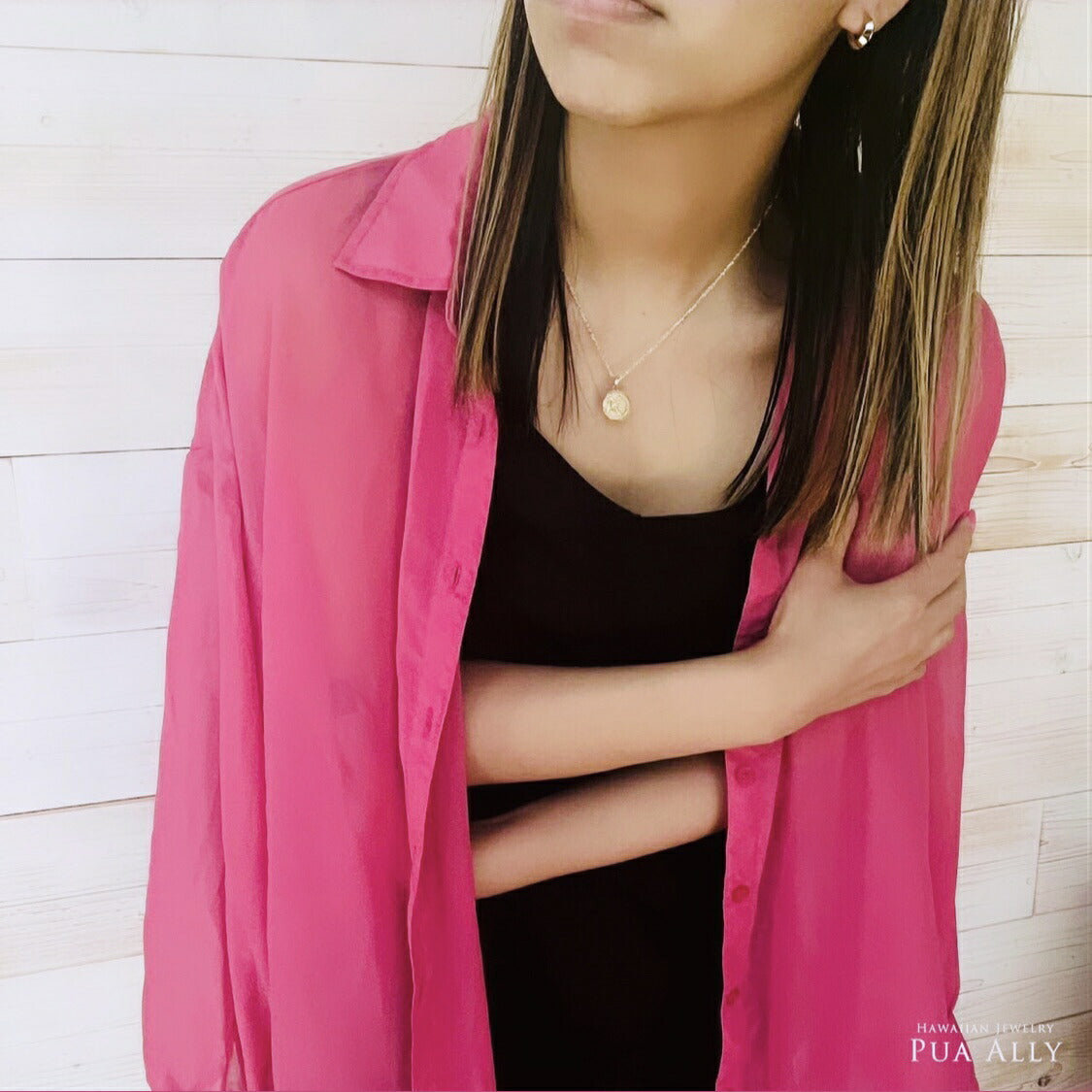 ハワイアン サーフデューク コインペンダントトップ女性着用画像3/ハワイアンジュエリーブランドPUAALLY(プアアリ)