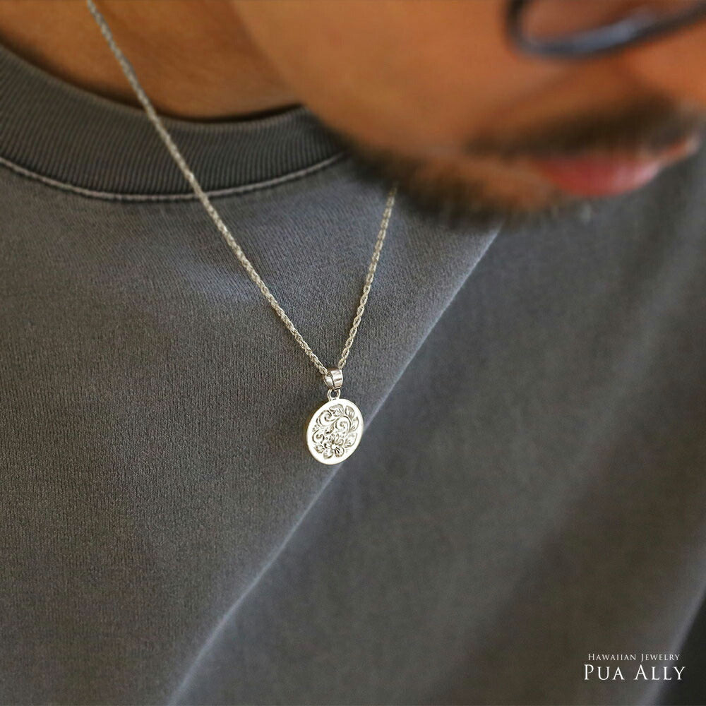 Pt900 ハワイアン サーフデューク コインペンダントトップ男性着用画像1/ハワイアンジュエリーブランドPUAALLY(プアアリ)