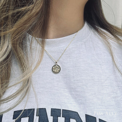 Pt900 ハワイアン サーフデューク コインペンダントトップ女性着用画像2/ハワイアンジュエリーブランドPUAALLY(プアアリ)