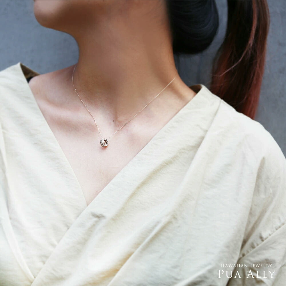 Pt900 ハワイアン エタニティ ペンダントトップ女性着用画像/ハワイアンジュエリーブランドPUAALLY(プアアリ)