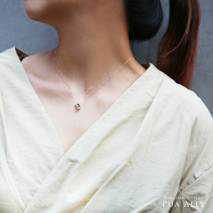 Pt900 ハワイアン エタニティ ペンダントトップ女性着用画像/ハワイアンジュエリーブランドPUAALLY(プアアリ)