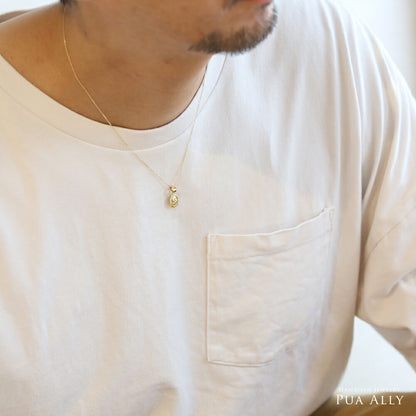 キング・カラカウア メダイペンダントトップ男性着用画像1/ハワイアンジュエリーブランドPUAALLY(プアアリ)