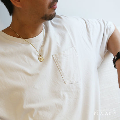 プリンセス・カイウラニ コインペンダントトップ男性着用画像/ハワイアンジュエリーブランドPUAALLY(プアアリ)