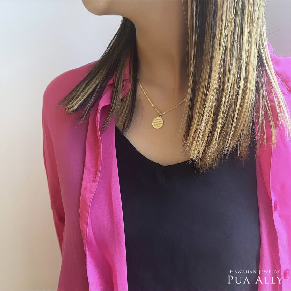 ホエールテール コインペンダントトップ女性着用画像/ハワイアンジュエリーブランドPUAALLY(プアアリ)