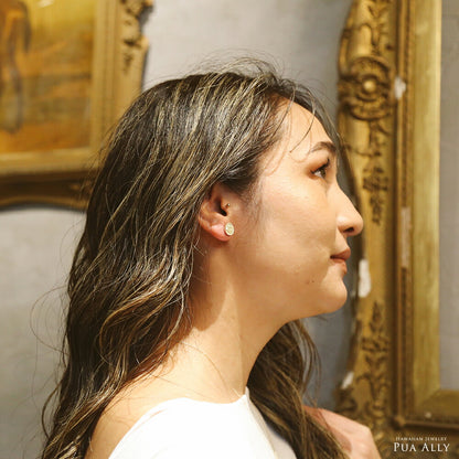 【WEB限定】K14 ロイヤルパールピアス女性着用画像2/ハワイアンジュエリーブランドPUAALLY(プアアリ)