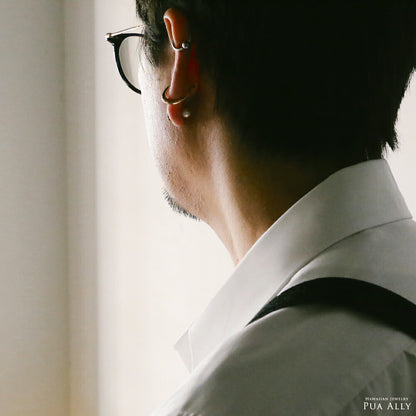 【WEB限定】K14 ロイヤルパールピアス後ろ向き男性着用画像/ハワイアンジュエリーブランドPUAALLY(プアアリ)