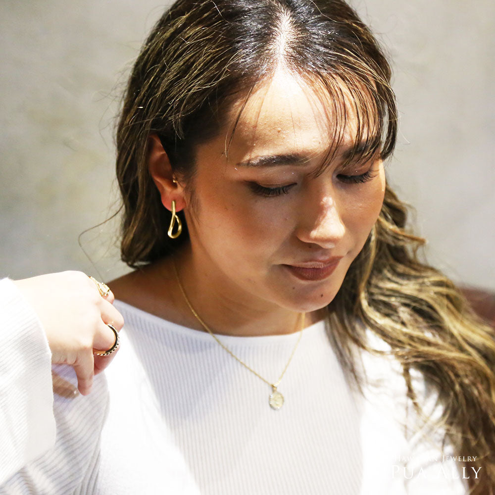 ハワイアン マーメイドドロップ ピアス女性着用画像/ハワイアンジュエリーブランドPUAALLY(プアアリ)