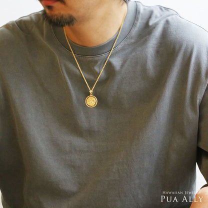 K18 ロイヤルエンブレム ブラックダイヤモンドコイン トップ男性着用画像1/ハワイアンジュエリーブランドPUAALLY(プアアリ)