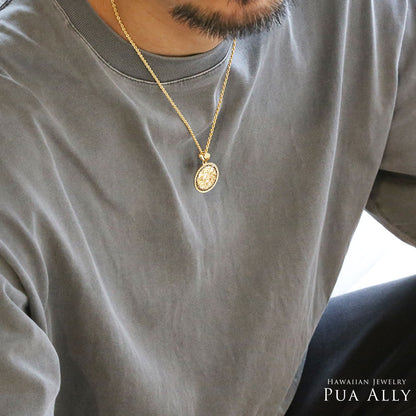 K18 ロイヤルエンブレム ブラックダイヤモンドコイン トップ男性着用画像2/ハワイアンジュエリーブランドPUAALLY(プアアリ)