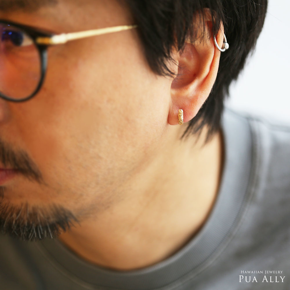 K18 ハワイアン You&I ブラックダイヤモンド ピアス男性着用画像1/ハワイアンジュエリーブランドPUAALLY(プアアリ)