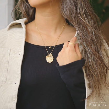 ハワイアン スウィート バタフライ ペンダントトップ女性着用画像1/ハワイアンジュエリーブランドPUAALLY(プアアリ)