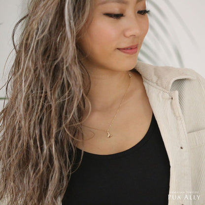 ハワイアン スウィート バタフライ ペンダントトップ女性着用画像2/ハワイアンジュエリーブランドPUAALLY(プアアリ)