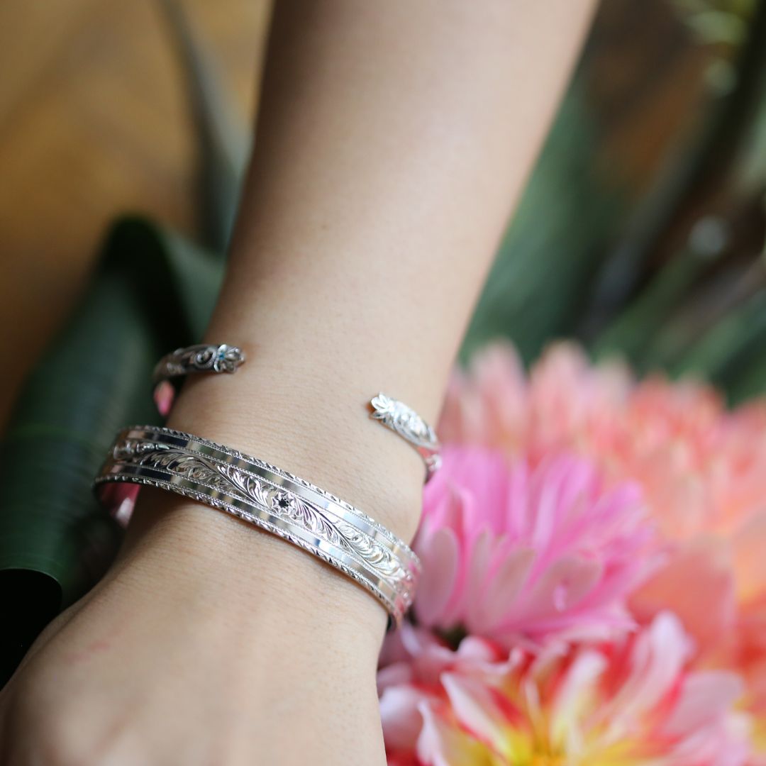 SV925 ハワイアン ナウパカカフバングル女性着用2