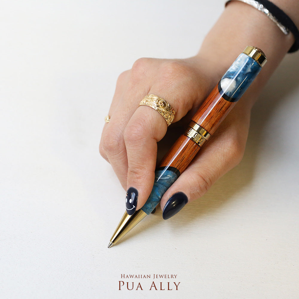 ハワイアン コアウッド デューク ボールペン女性使用イメージ画像/ハワイアンジュエリーブランドPUAALLY(プアアリ)