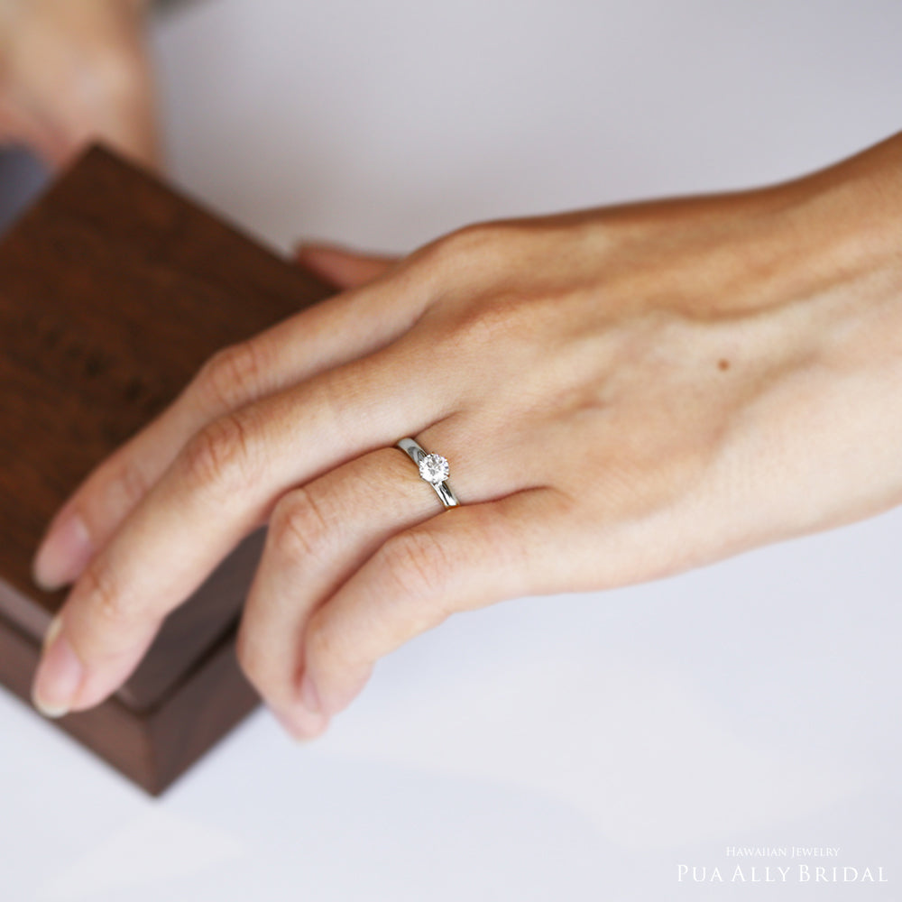 ハワイアンジュエリーエンゲージリングシークレットインサイド0.3ctプラチナの着用