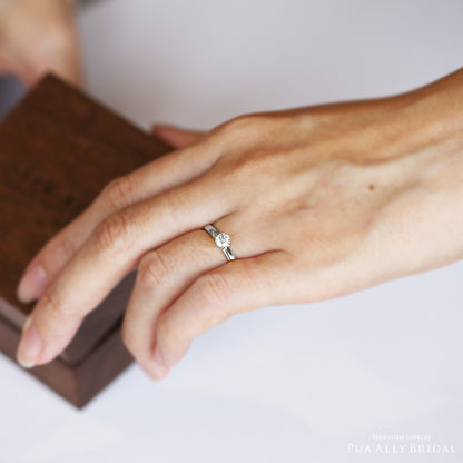 ハワイアンジュエリーエンゲージリングシークレットインサイド0.3ctプラチナの着用