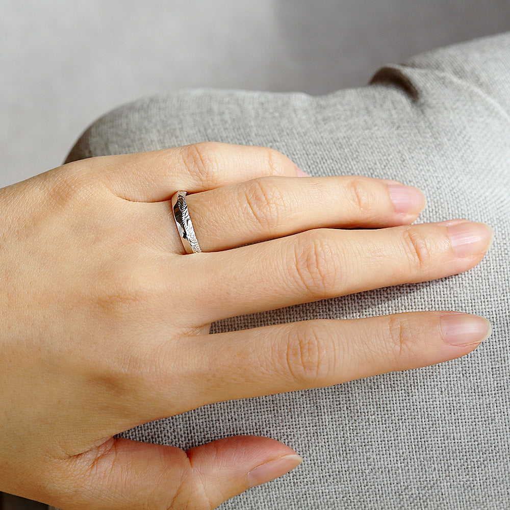 ハワイアンジュエリー結婚指輪ツーフェイスを着用した左手