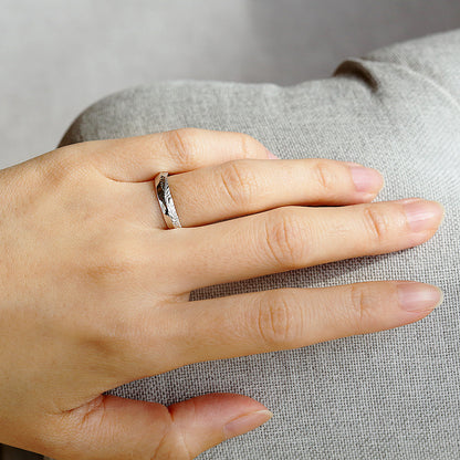 ハワイアンジュエリー結婚指輪ツーフェイスを着用した左手