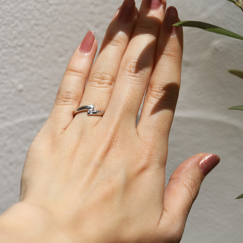 ハワイアンジュエリー結婚指輪ハグリング着用の手元