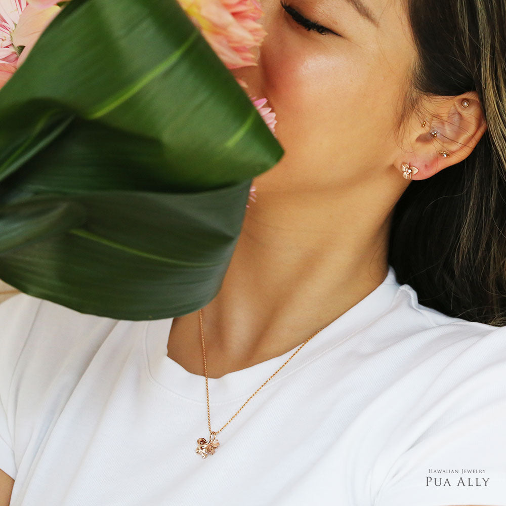 K14 ハワイアン ブーゲンビリヤ ピアス女性着用1