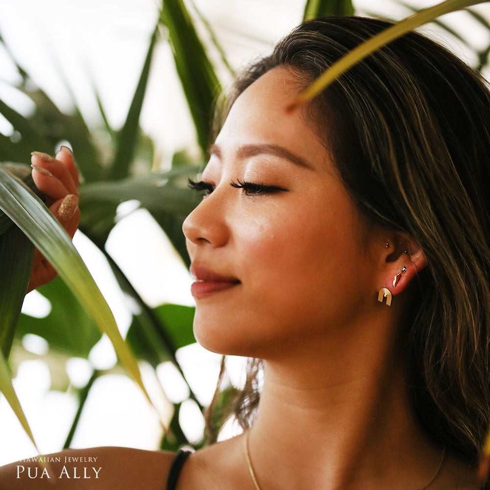K14 ハワイアン ダイヤモンドヘッドクレスト 片耳ピアス女性着用1
