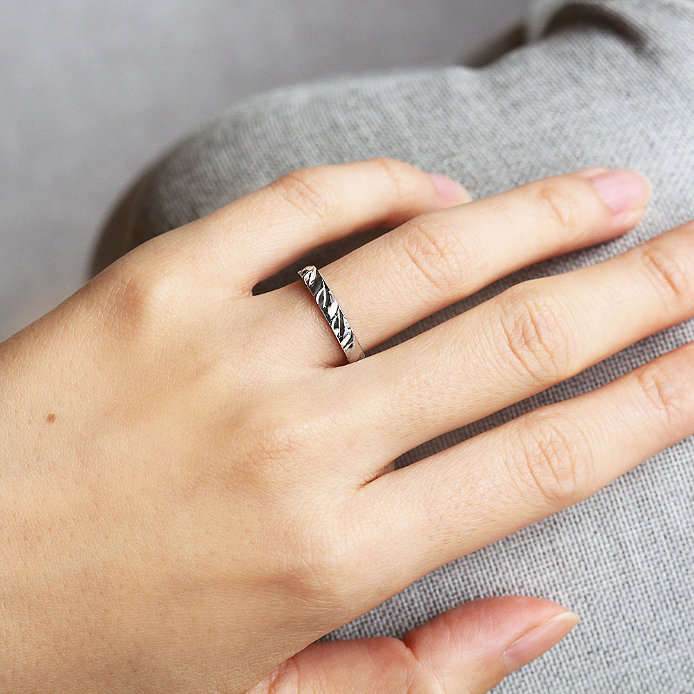 ハワイアンジュエリー結婚指輪マイレを着けた手