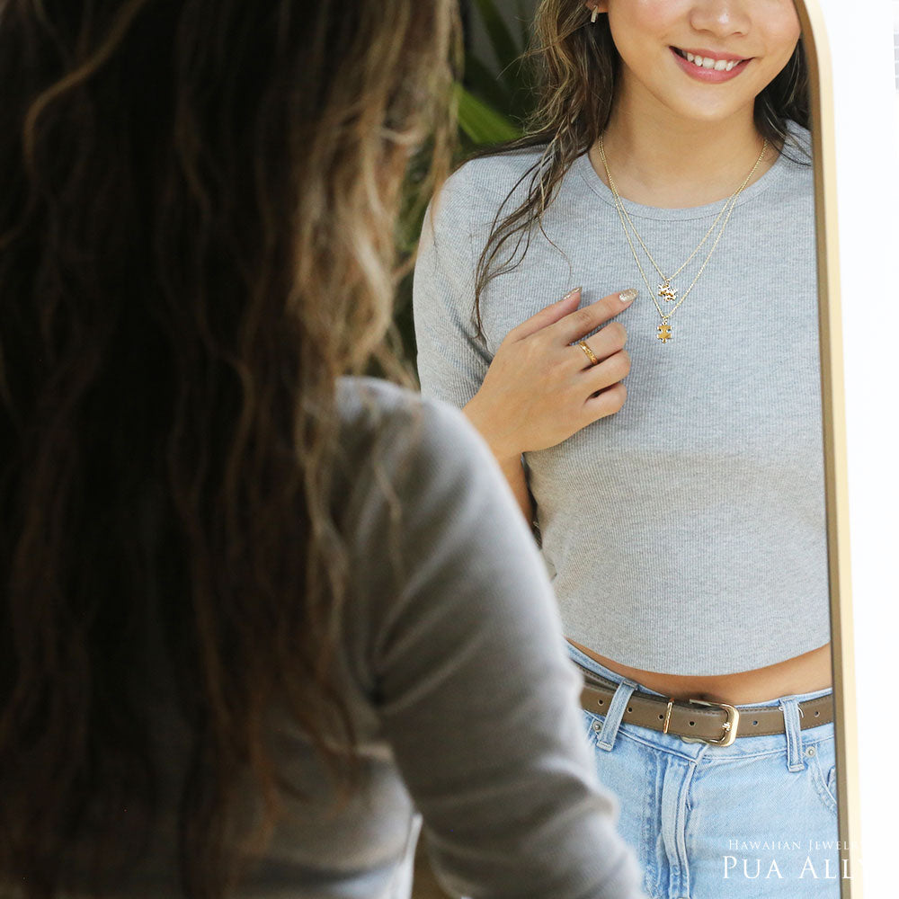 K14 ハワイアン エターナルパズルピース ペンダントトップ(彫り)女性着用1