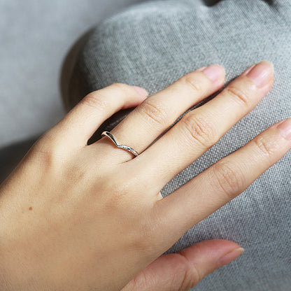 ハワイアンジュエリー結婚指輪V字を着用した手