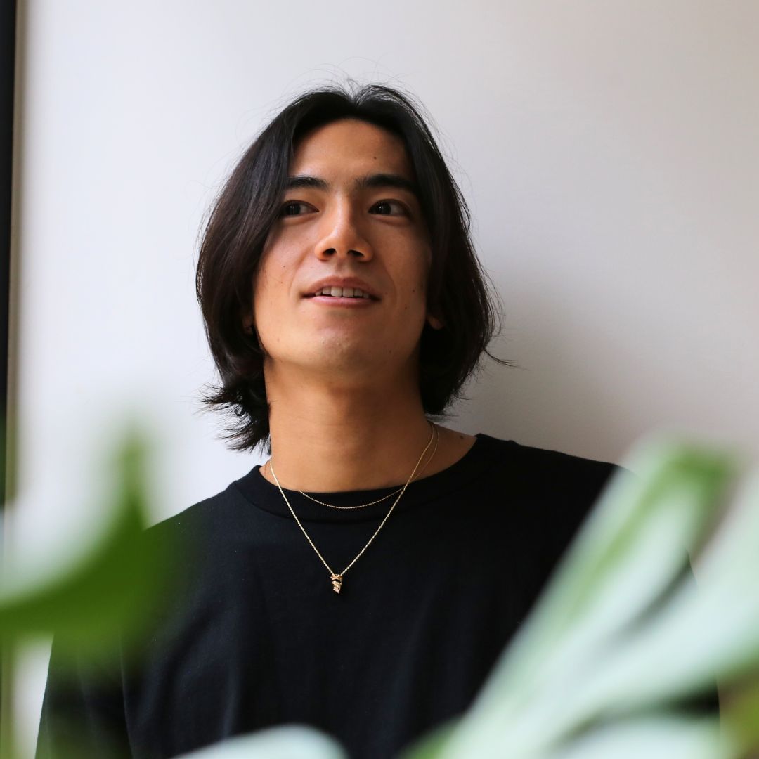 K14 ハワイアン トロピカルストームペンダントトップ男性着用1