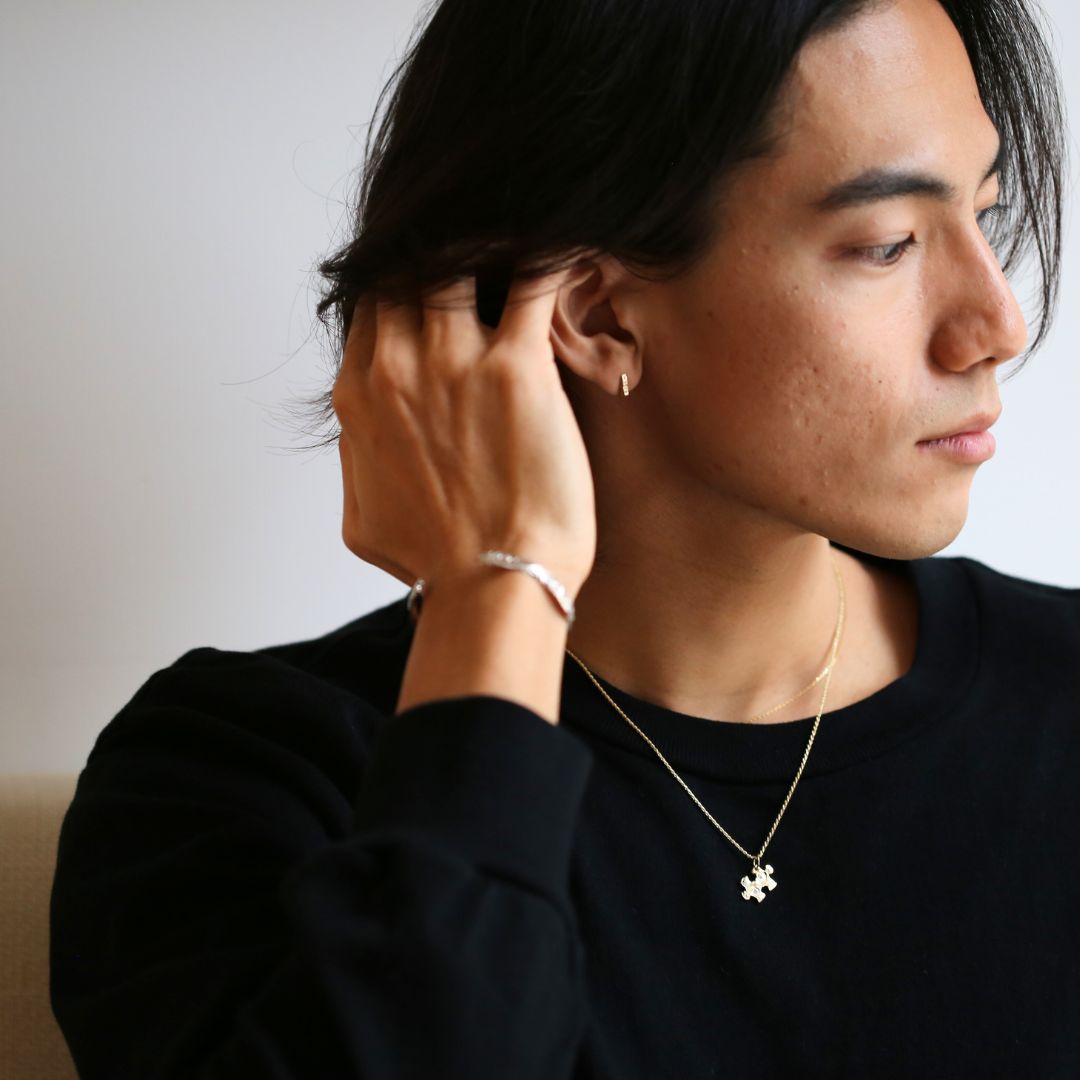 K14 ハワイアン ダイヤモンドヘッドクレスト 片耳ピアス男性着用1