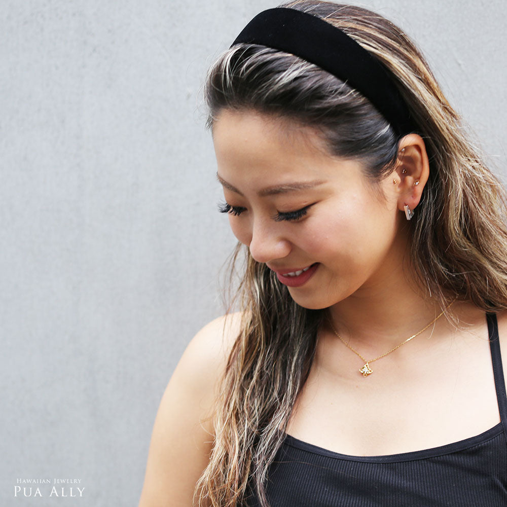 ハワイアンジュエリードルフィンキルトネックレス女性着用1