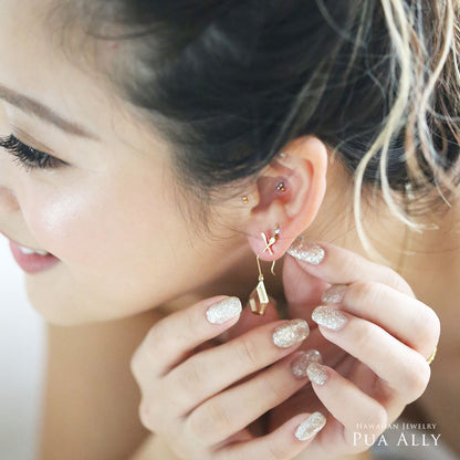 K14 ハワイアン ナビゲートオール 片耳ピアス女性着用1