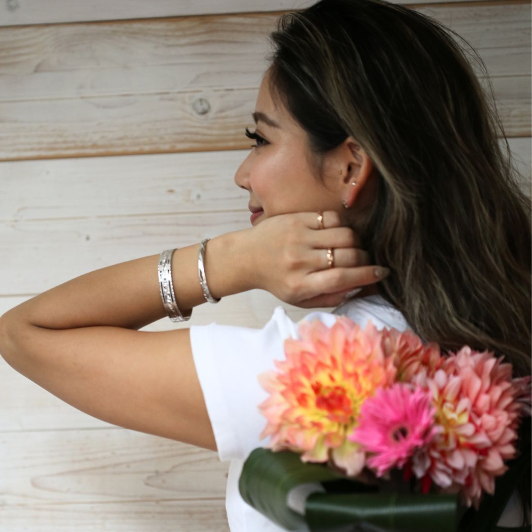 SV925 ハワイアン ナウパカカフバングル女性着用1