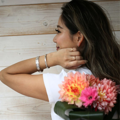 SV925 ハワイアン ナウパカカフバングル女性着用1