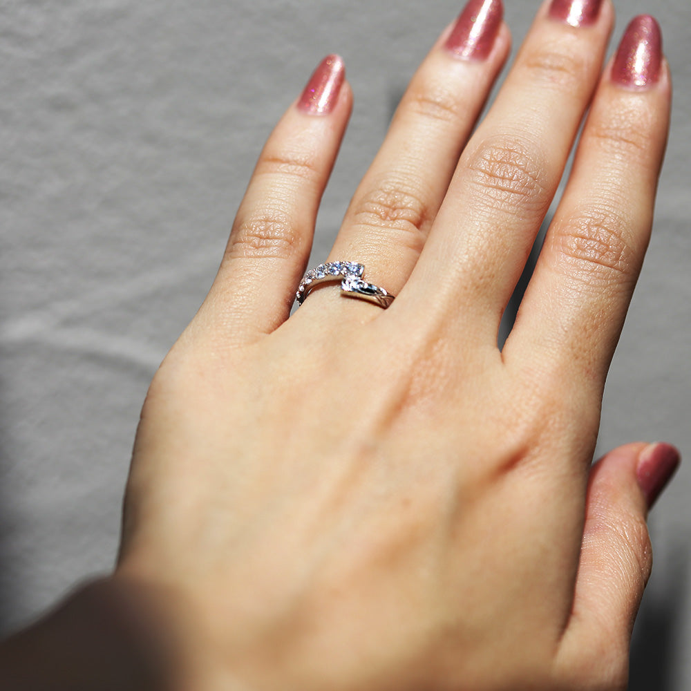 ハワイアンジュエリーハグリングの婚約指輪着用の手元