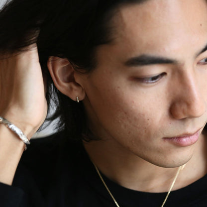 K14 ハワイアン ダイヤモンドヘッドクレスト 片耳ピアス男性着用2