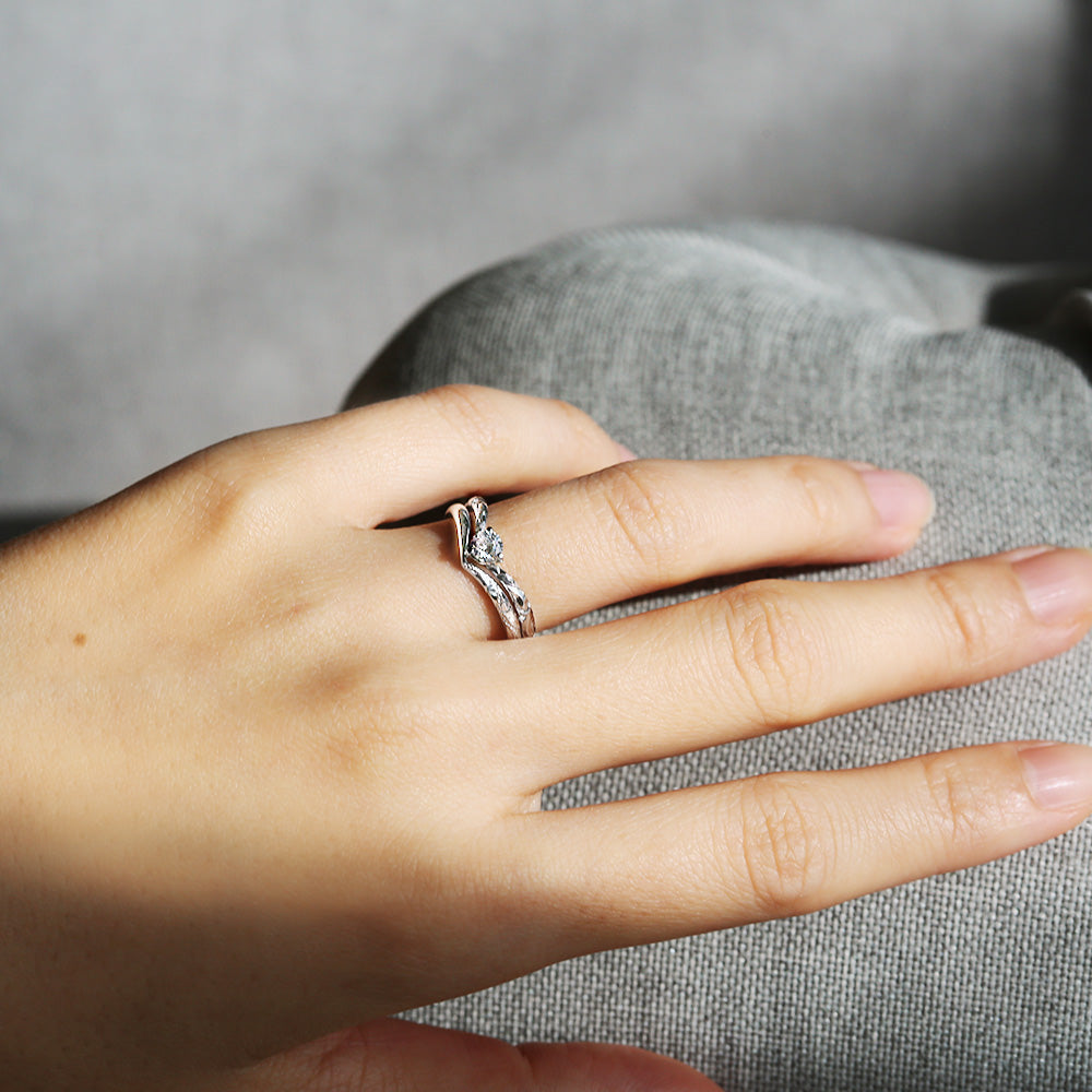 ハワイアンジュエリーブライダルリング結婚指輪婚約指輪V字マーメイドテールを重ね着けした手