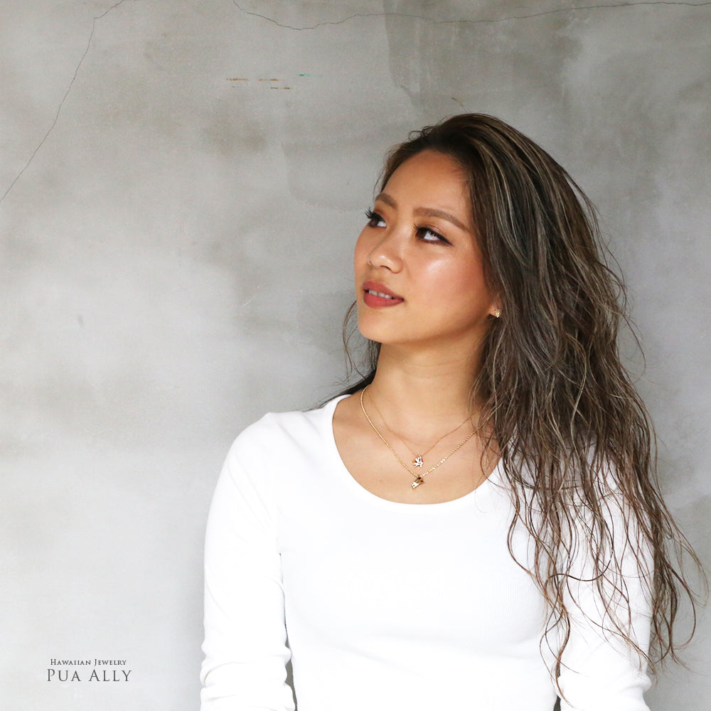 K14 ストレリチア ペンダントトップの女性着用画像2/ハワイアンジュエリーブランドPUAALLY(プアアリ)